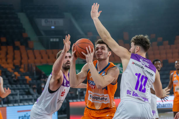 他们通过辛 他们通过辛